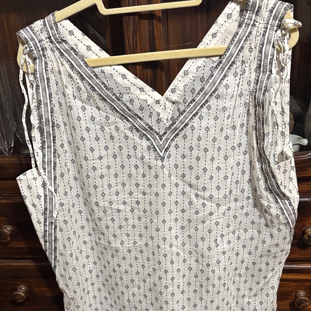 Ann Taylor LOFT V-Neck Sleeveless Blouse - Cream and Black